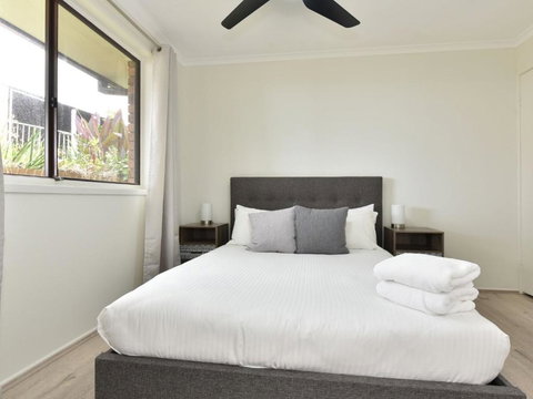 On The Lake At Fishing Point - SA Accommodation 3