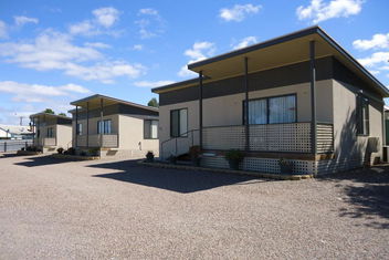 Oval Motel - Murray Bridge with SA Accommodation