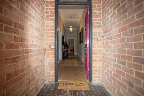 Oxbridge- Period Home In Central Goulburn - SA Accommodation 2