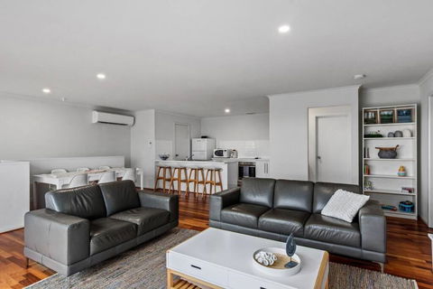 One Merino Panoramic Beach House Modern Sleeps 10 - SA Accommodation 2