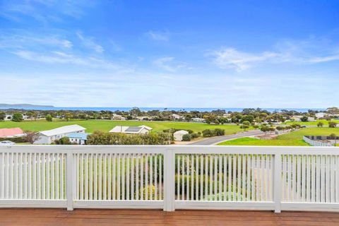 One Merino Panoramic Beach House Modern Sleeps 10 - SA Accommodation 3