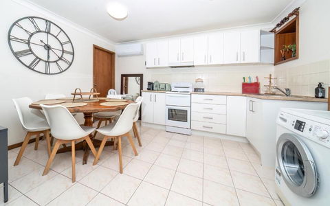 Point Clare - Relax And Unwind - Greenery & Birdsongs - SA Accommodation 3