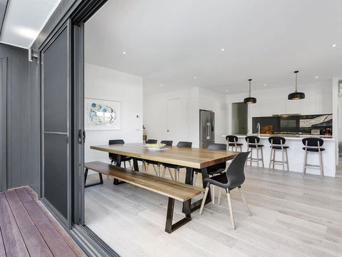 Pool And Spa - 300m Walk To Beach - SA Accommodation 3