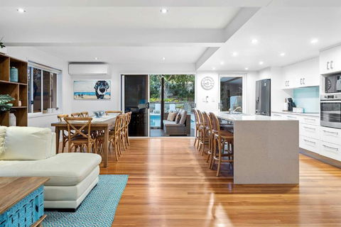 Pool Side Luxury Pet Friendly - Walk To The Beach - SA Accommodation 2