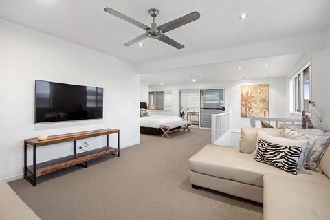 Pool Side Luxury Pet Friendly - Walk To The Beach - SA Accommodation 3
