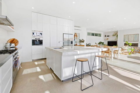 Poolside Paradise Mount Eliza - SA Accommodation 1