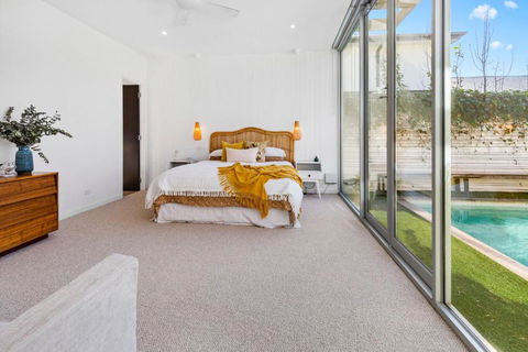 Poolside Paradise Mount Eliza - SA Accommodation 3