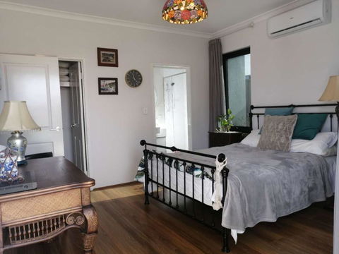 Private & Cosy! Master Bedroom In Perth With Garden View - SA Accommodation 2