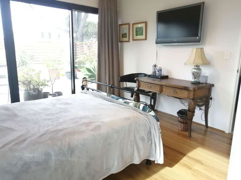 Private & Cosy! Master Bedroom In Perth With Garden View - SA Accommodation 1