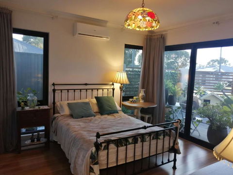 Private & Cosy! Master Bedroom In Perth With Garden View - SA Accommodation 0