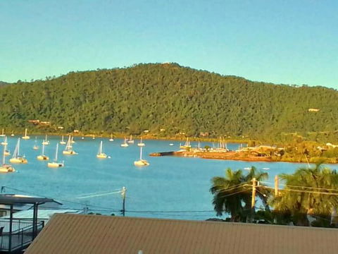 QCWA Cheerful Cottage - Airlie Beach - SA Accommodation 0