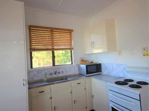 QCWA Cheerful Cottage - Airlie Beach - SA Accommodation 2
