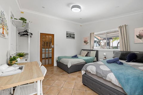 Quadruple Ensuite Room - Nearby Stations & Shops - SA Accommodation 0