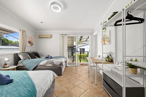 Quadruple Ensuite Room - Nearby Stations & Shops - SA Accommodation 1