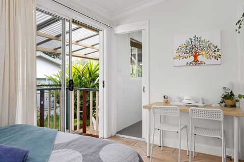 Quadruple Ensuite Room - Nearby Stations & Shops - SA Accommodation 3