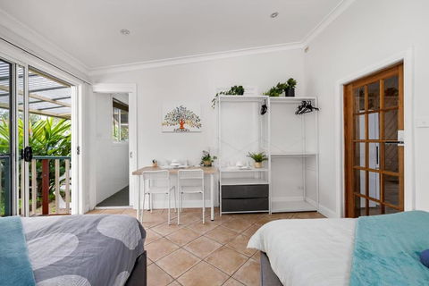 Quadruple Ensuite Room - Nearby Stations & Shops - SA Accommodation 2