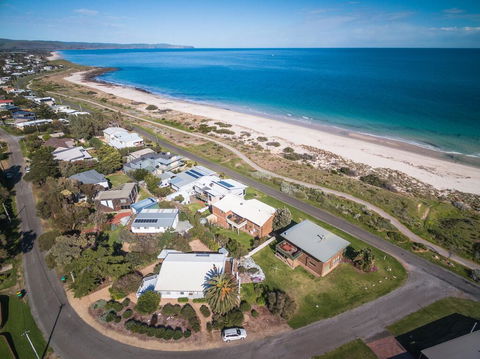 At The Beach - 54 Elizabeth Crescent - SA Accommodation 0