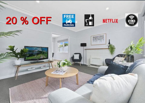 BALLARAT CLOSE 2 CBD + HOSPITAL+3BR HOME+NETFLIX + WiFi + Gift - SA Accommodation 0