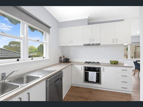 BALLARAT CLOSE 2 CBD + HOSPITAL+3BR HOME+NETFLIX + WiFi + Gift - SA Accommodation 3