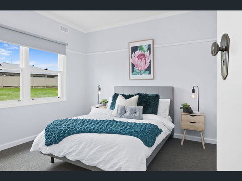 BALLARAT CLOSE 2 CBD + HOSPITAL+3BR HOME+NETFLIX + WiFi + Gift - SA Accommodation 1