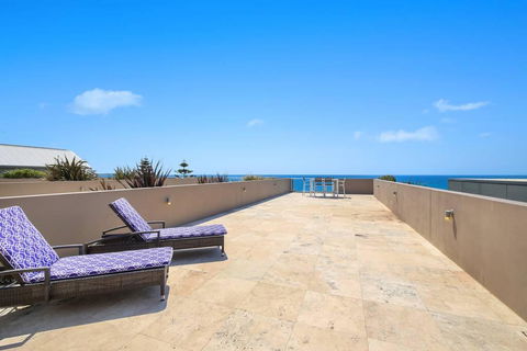 Beach And Ocean Front Penthouse With Wifi And Parking - SA Accommodation 3