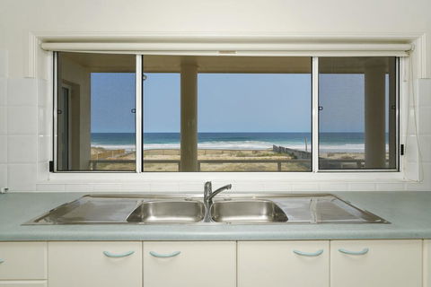 Beach House- 45 Curtis Parade - SA Accommodation 3