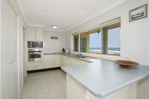 Beach House- 45 Curtis Parade - SA Accommodation 2