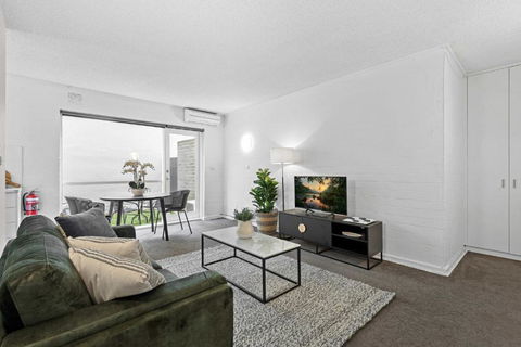 Refined 1-Bed Apartment With Garden Access - SA Accommodation 0