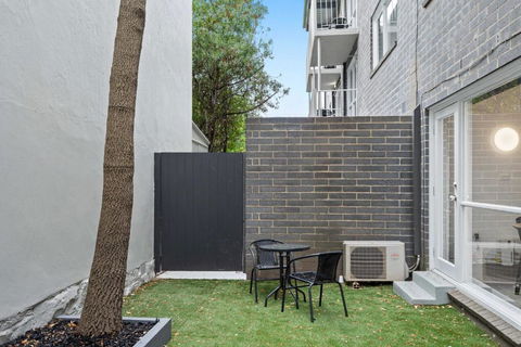 Refined 1-Bed Apartment With Garden Access - SA Accommodation 2
