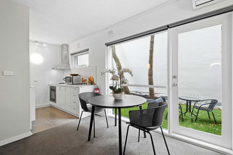 Refined 1-Bed Apartment With Garden Access - SA Accommodation 1