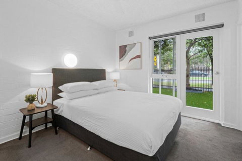 Refined 1-Bed Apartment With Garden Access - SA Accommodation 3
