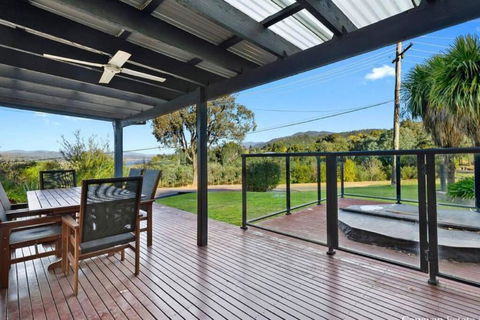 Relax In The Spa With Views Opposite Lake Eildon - SA Accommodation 3
