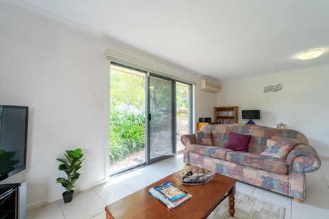 Relaxing Holiday Home Pets Are Welcome - SA Accommodation 3