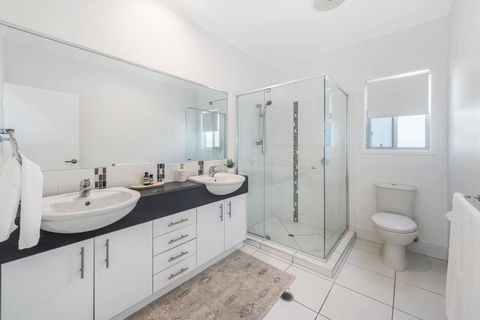 Retreat In The Heart Of Alex - 3BR Sleeps 11, Pool - SA Accommodation 2