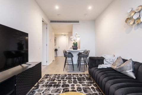 Ritzy Apartment In Iconic Australia 108 With Views - SA Accommodation 2