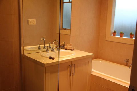 River Rock Cottage Centrally Located And Dog Friendly - SA Accommodation 3