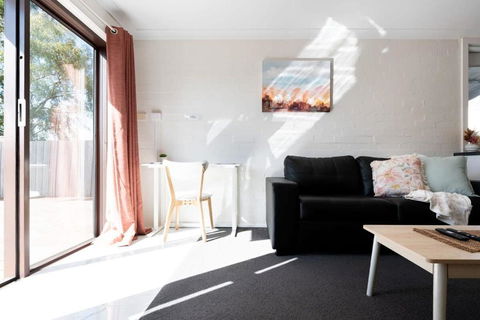 Riverside Gem With Parking And WiFi - SA Accommodation 1