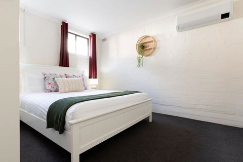 Riverside Gem With Parking And WiFi - SA Accommodation 2