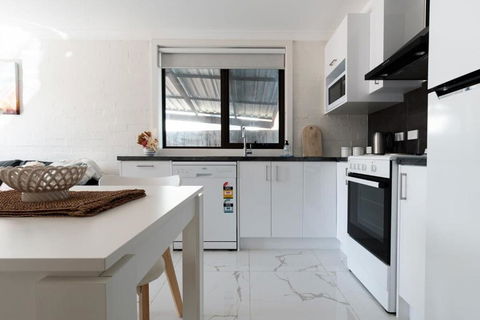 Riverside Gem With Parking And WiFi - SA Accommodation 3