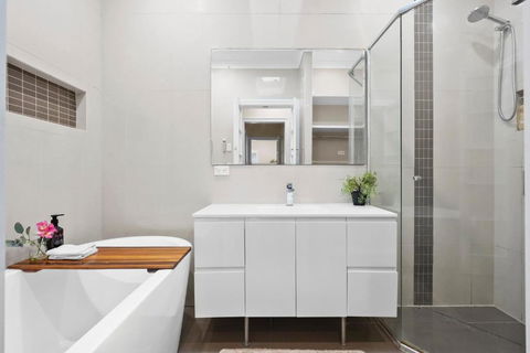 Room In Large Home 6 Min To CBD - SA Accommodation 3