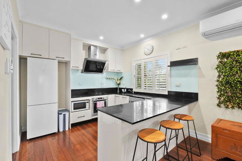 Room In Large Home 6 Min To CBD - SA Accommodation 2