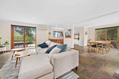 Roadknight Ocean Road View 236 - SA Accommodation 3