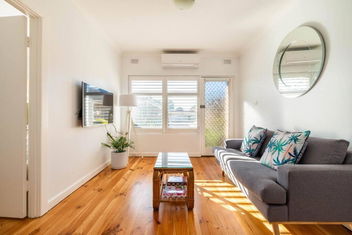 Sams Henley Beach Garden Unit with SA Accommodation