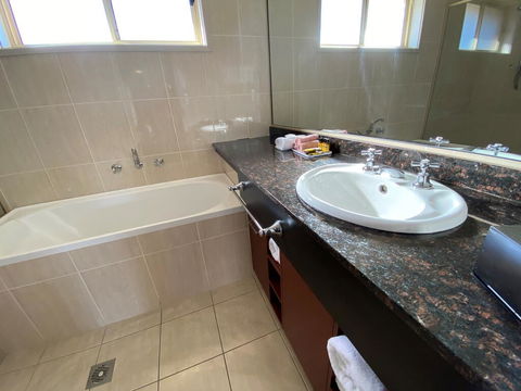 Best Western Plus All Settlers Motor Inn - SA Accommodation 2