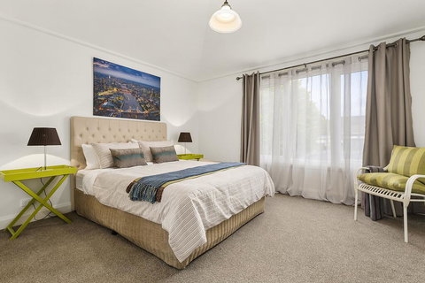 Blue Rosella On Piper - SA Accommodation 2