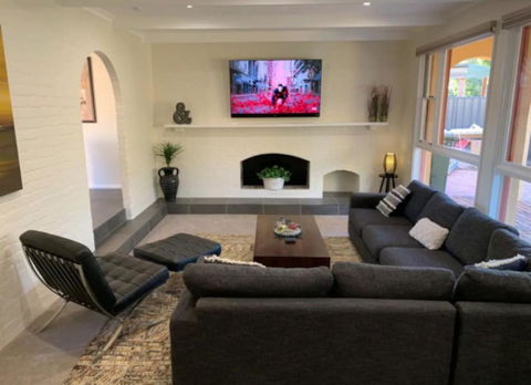 Warm And Spacious 5BR Home W WIFI And Multiple Parking - SA Accommodation 0