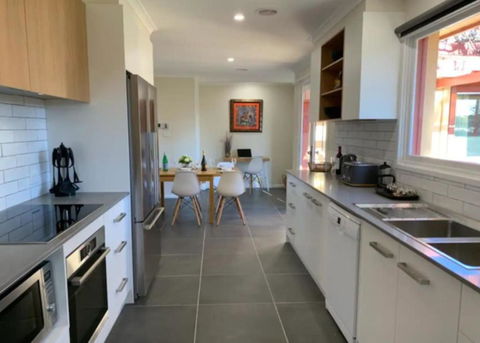 Warm And Spacious 5BR Home W WIFI And Multiple Parking - SA Accommodation 1