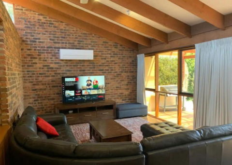Warm And Spacious 5BR Home W WIFI And Multiple Parking - SA Accommodation 2