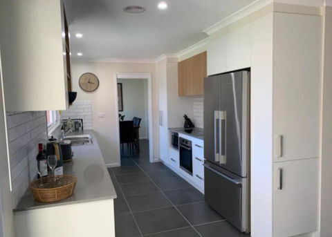 Warm And Spacious 5BR Home W WIFI And Multiple Parking - SA Accommodation 3