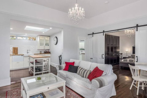 Warm Inviting, And Luxurious The Manor - SA Accommodation 0